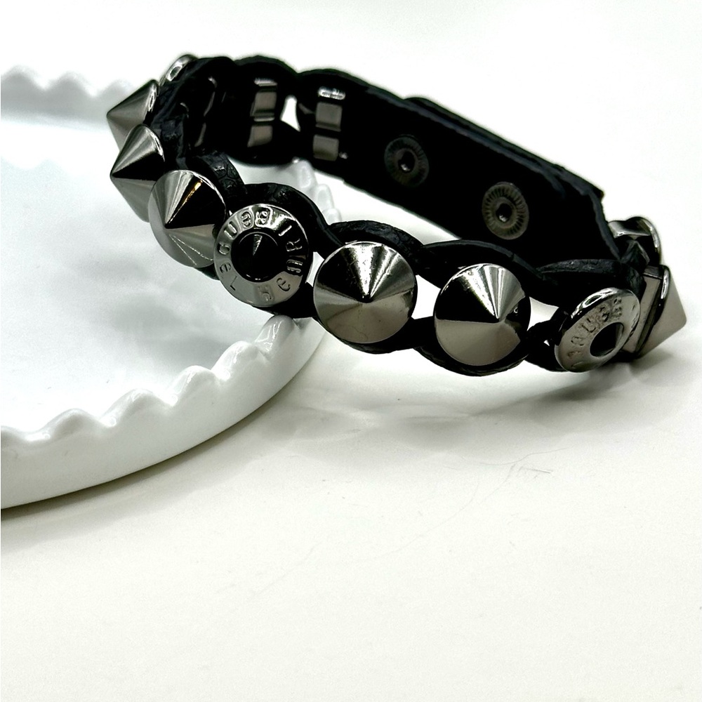 🤎 HENRI BENDEL Vintage Studs & Logo Leather Bracelet.
Black & Silver